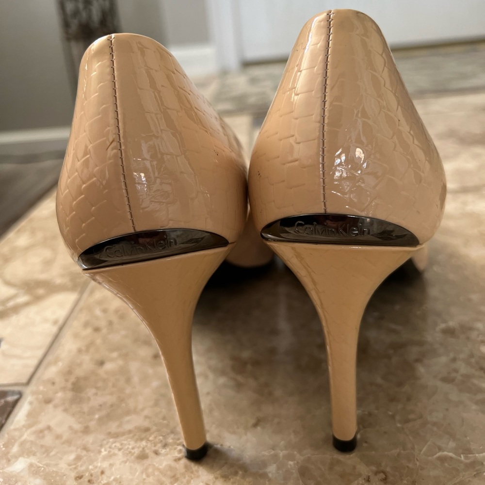 Calvin Klein Womens Gayle Pump